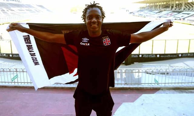 Confira fotos de Andrezinho com a camisa do Vasco a seguir