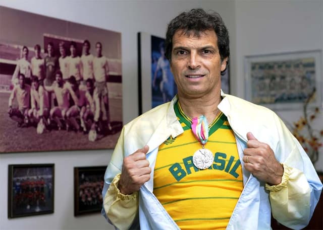 Milton Cruz exibe com orgulho a medalha, o agasalho e a camisa usada nos Jogos de Los Angeles, em 1984