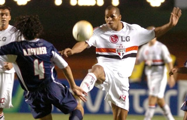 Aloísio Chulapa foi um dos artilheiros da Libertadores-06, com cinco gols