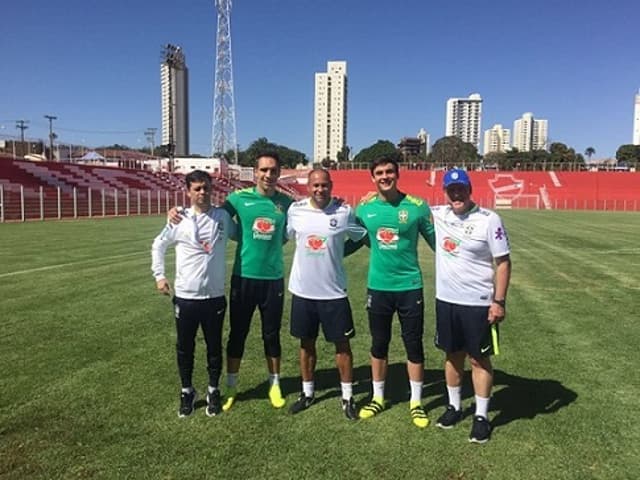 Fernando Prass ao lado de membros da comissão técnica da Seleção (Foto: Divulgação)