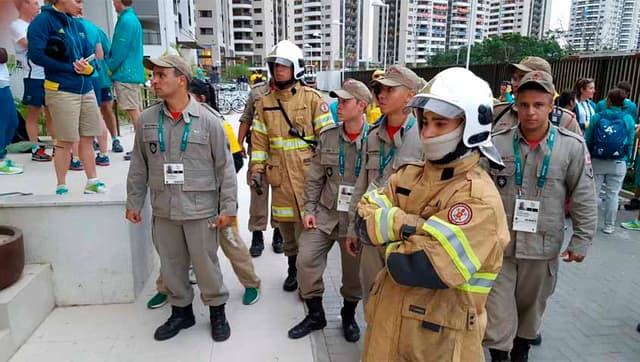 Bombeiros se dirigiram até o prédio da Austrália na Vila dos Atletas da Rio-2016