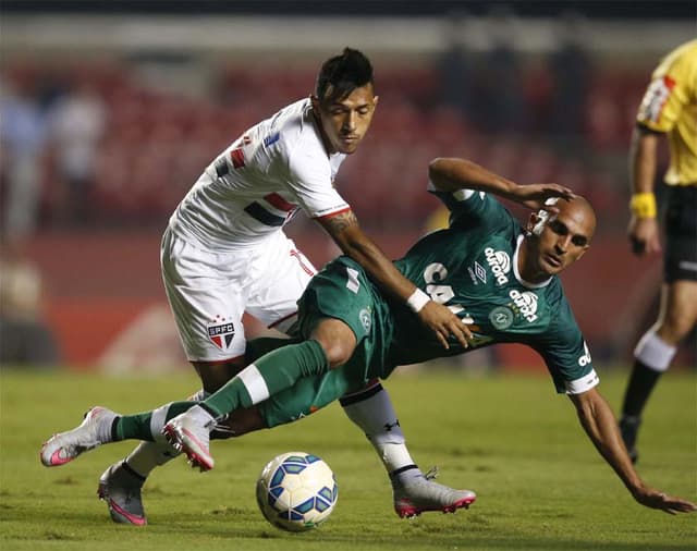 Rogério, hoje no Sport, disputa lance com o volante Gil, ainda na Chapecoense, em 2015