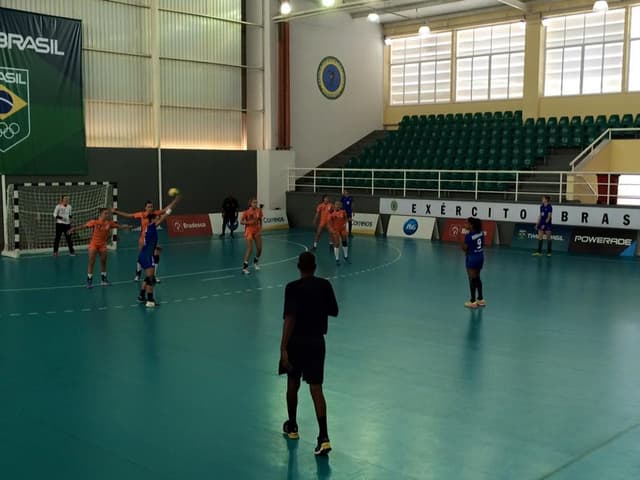 Depois de uma vitória na primeira partida o Brasil consegui apenas um empate contra a Holanda. Foto: Divulgação CBHb