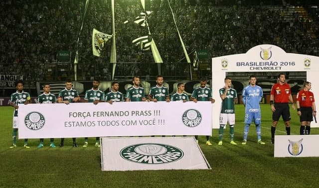 Jogadores entraram em campo com faixa para Prass neste domingo