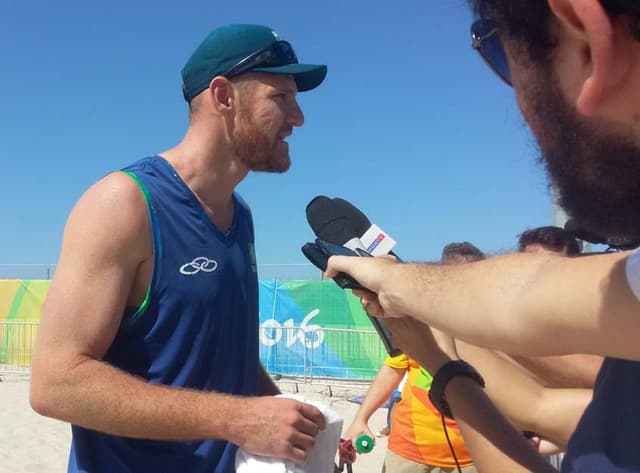 Alison atende a imprensa após treino em Copacabana, palco do vôlei de praia (Foto:Jonas Moura/LANCE!Press)