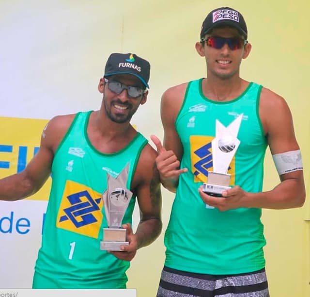 A dupla de volei de praia Bernardo e Gilmario, da Equipe Furnas