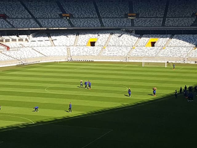 Seleção feminina dos EUA testa o gramado renovado do Mineirão