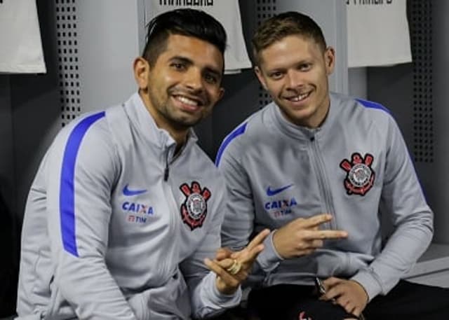 Marlone no vestiário antes do jogo entre Corinthians e Atlético-PR (Foto: Daniel Augusto Jr)