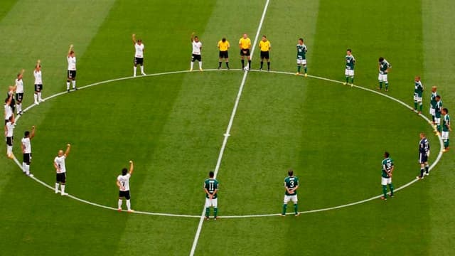 2011 – Jogadores e torcida homenageiam Sócrates, que faleceu no dia do título do Brasileiro