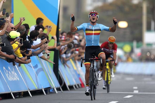 Greg Van Avermaet leva medalha de ouro no ciclismo