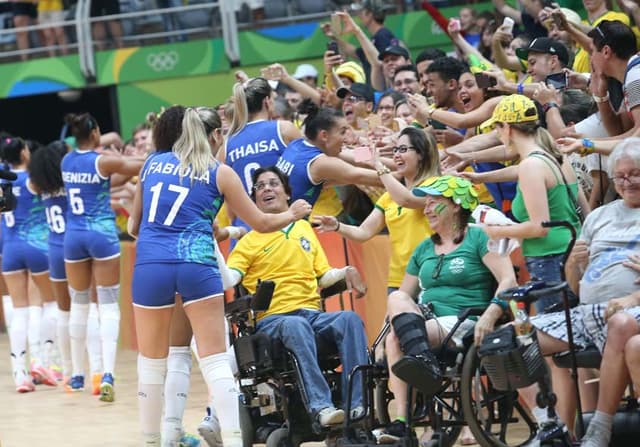 Seleção feminina de vôlei Cumprimenta a torcida