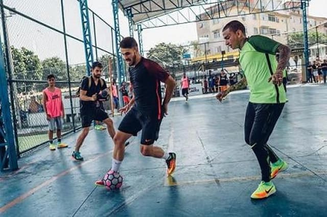 Felipe Vizeu bateu bola com garotos (Divulgação / Nike)