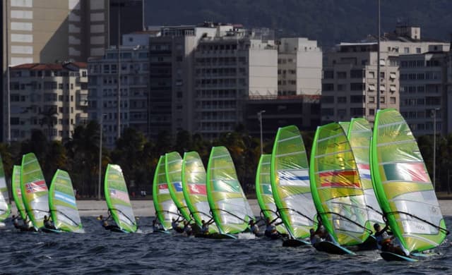 Regatas da vela começaram nesta segunda-feira na Baía de Guanabara (Foto: WILLIAM WEST / AFP)