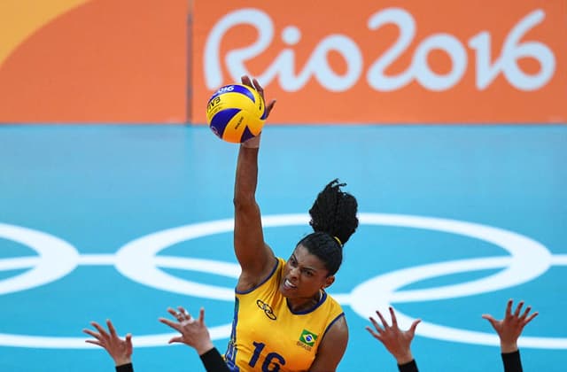 Fernanda Rodrigues supera o bloqueio argentino em mais uma vitória das meninas do vôlei