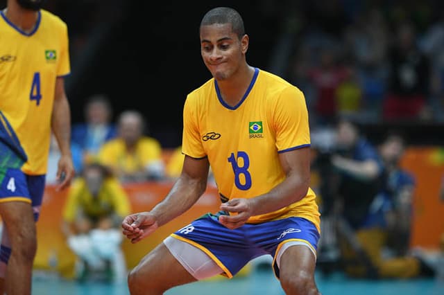 Ricardo Lucarelli festeja um ponto na vitória dos meninos do vôlei sobre o Canadá