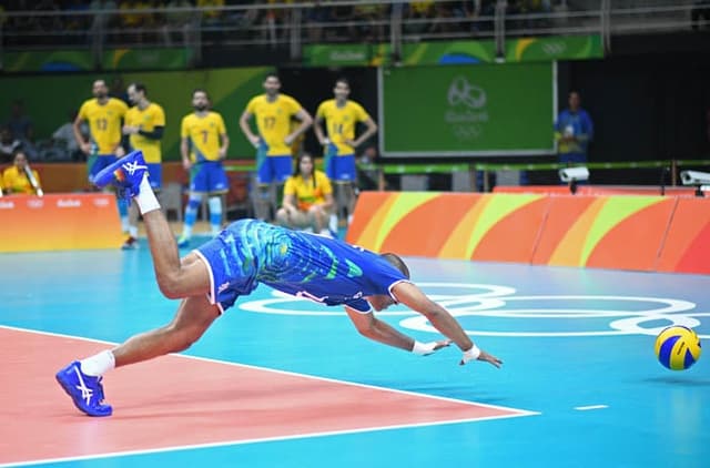 Escadinha se atira para salvar uma bola no jogo contra o Canadá