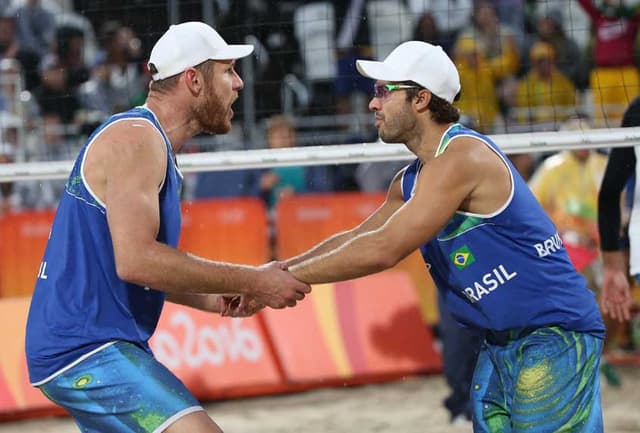 11h - Oitavas de final do vôlei de praia tem Alison/Bruno Scmidt contra Gavira Collado/ Herrera Allepuz  (ESP)