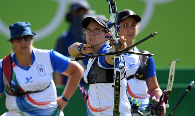 Guendalina Sartori, Lucilla Boari e Claudia Mandia formam a equipe feminina de tiro com arco da Itália (Foto: Jewel Samad/AFP)