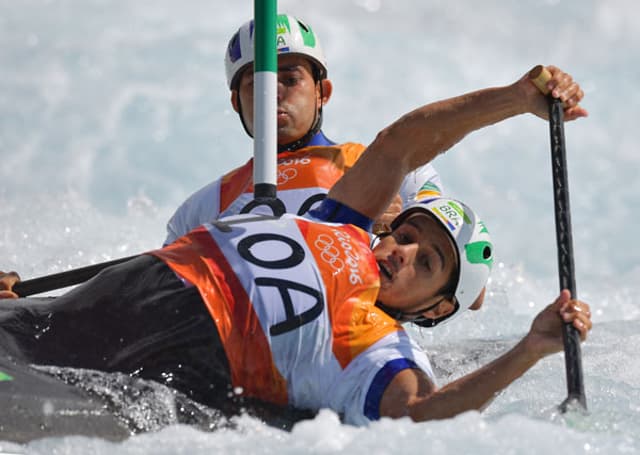 Charles Correa e Anderson Oliveira em ação na semifinal do C2 da canoagem slalom