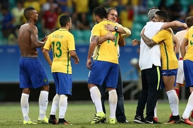 Micale abraçando jogadores da Seleção