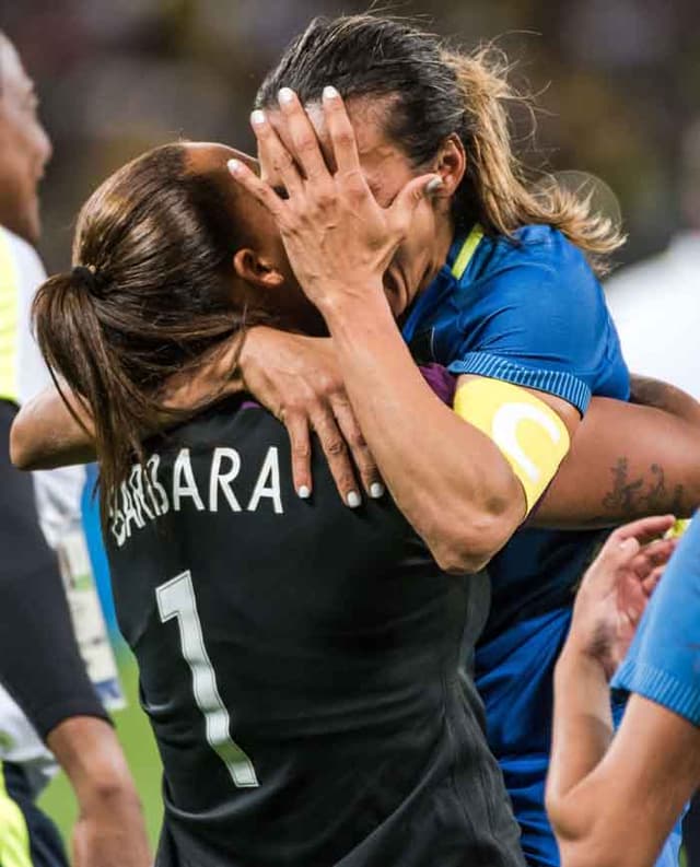 Marta e goleira Bárbara fazem a festa após suada vitória nos pênaltis sobre a Austrália