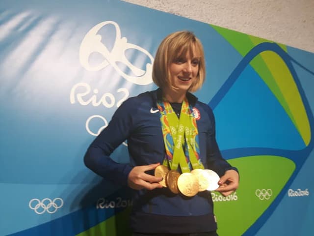 Ledecky posa com medalhas que conquistou no Rio. Fominha de Olimpíada, já avisou: podem esperá-la no Japão