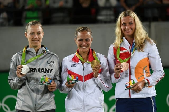 Monica Puig no topo do pódio, ao lado de Angelique Kerber, prata, e Petra Kvitova, bronze