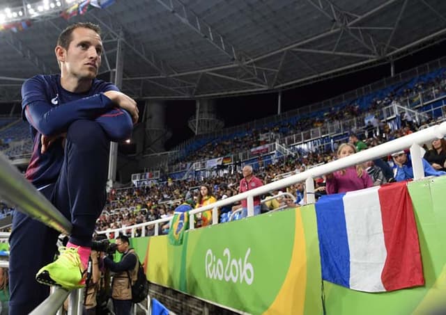 Já o francês Renaud Lavillenie, medalha de prata, ficou inconformado com as vaias brasileiras '