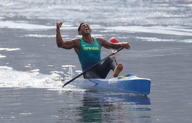 No detalhe, o baiano Isaquias Queiroz exibe toda sua contentamento ao ser medalhista olímpico