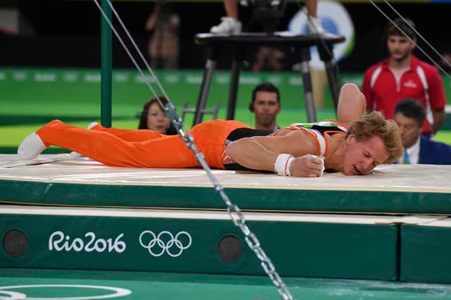 Holandês Epke Zonderland levou tombo e caiu de cara no chão&nbsp;