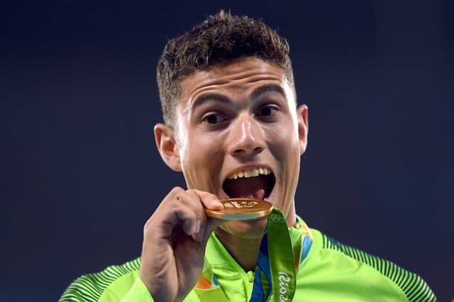 Thiago Braz comemora a medalha de ouro no salto com vara, a única do atletismo brasileiro na Rio-2016