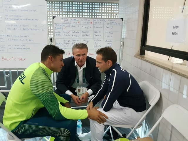 Thiago Braz consola o francês Renaud Lavillenie após as vaias recebidas no pódio. Entre eles, Serguei Bubka, ex-recordista mundial do salto com vara