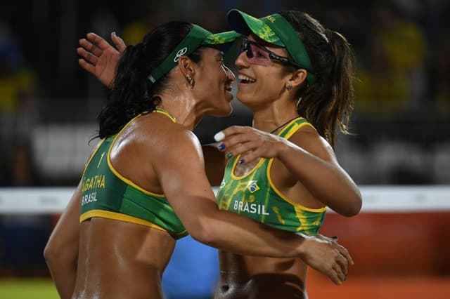 Agatha e Barbara no vôlei de praia