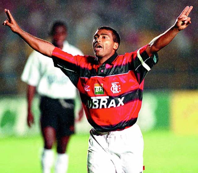 Romário fez gol no segundo jogo oficial pelo clube