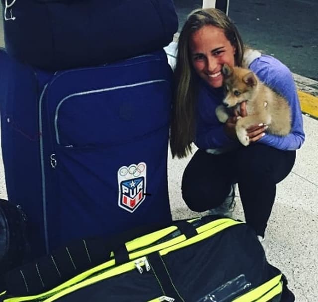 Monica Puig, campeã de tênis na Rio-2016, posa para foto junto com o pequeno Rio