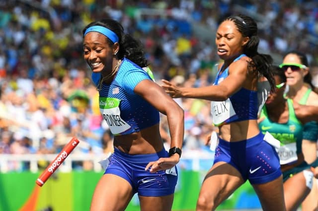 Revezamento 4x100m dos Estados Unidos derruba o bastão na semifinal da prova no Rio de Janeiro (Foto: Franck Fife/AFP)