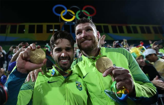 volei de praia final -  alison e bruno medalha