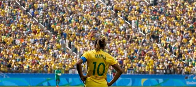 Marta observa o público na triste despedida da Seleção Brasileira dos Jogos Olímpicos