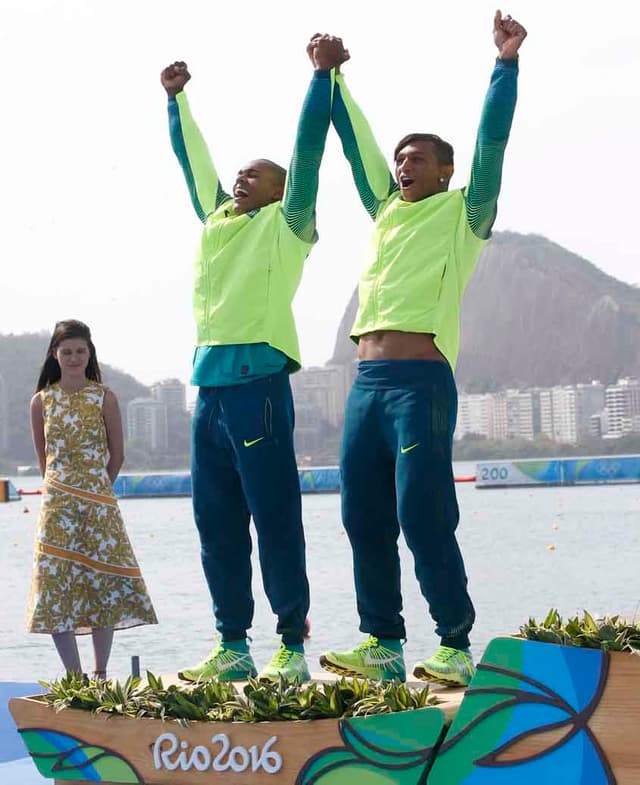 Erlon de Souza (à esquerda) e Isaquias Queiroz festejaram muito a medalha de prata