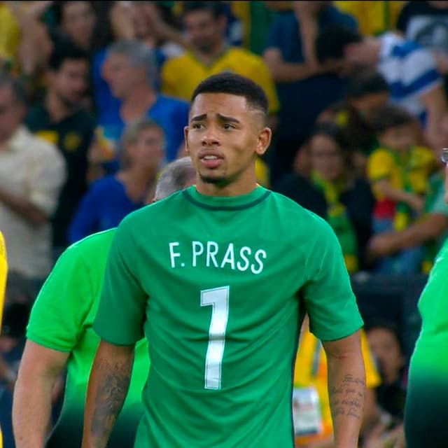 Gabriel Jesus comemora com a camisa para Fernando Prass