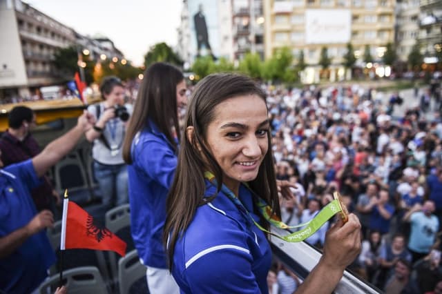 Majlinda Kelmendi conquistou a primeira medalha da história do Kosovo, estreante me Jogos - e foi de ouro, no judô