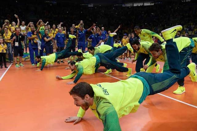 O peixinho da vitória - tradição mantida após mais uma conquista do vôlei brasileiro