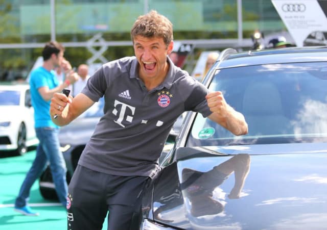 Jogadores do Bayern posam com seus Audi