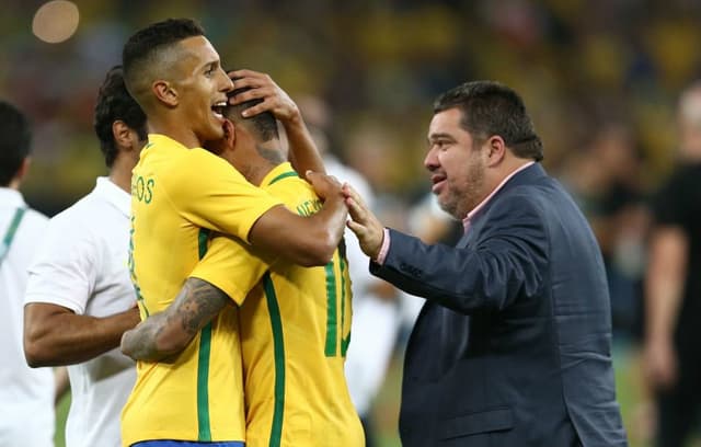 Gustavo Feijó, vice da CBF e chefe da delegação na Rio-2016, durante a comemoração dos jogadores (Foto: Lucas Figueiredo/Mowa Press)