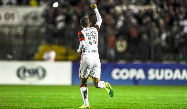 Alan Patrick comemora seu gol diante do Figueirense na derrota do Fla por 4 a 2 na Sul-Americana