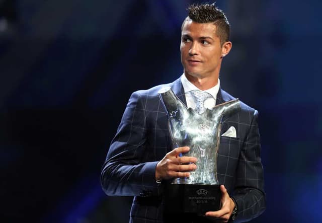 Cristiano Ronaldo recebendo o troféu de craque da Uefa