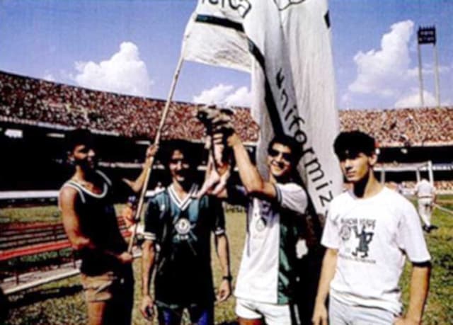 Torcida do Palmeiras com porco no estádio nos anos 80