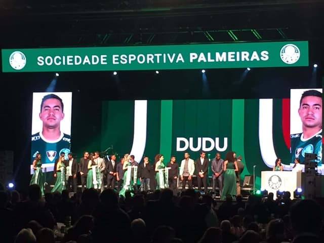 Clube homenageou os campeões da Copa do Brasil de 2015 no palco. Presença de jogadores atuais foi maior do que o comum na festa