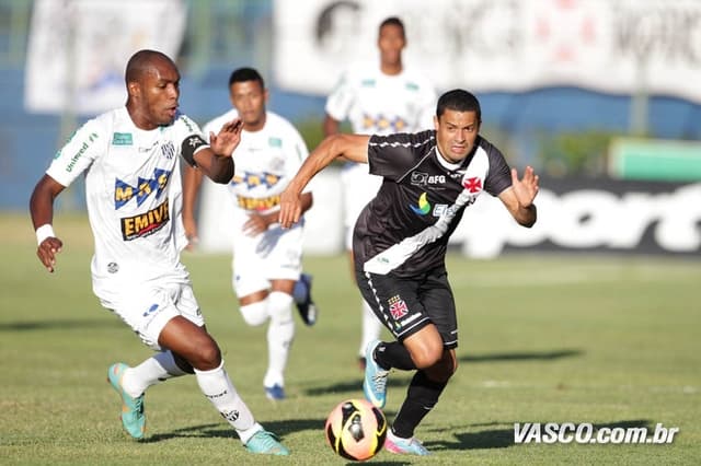 Eder Luis em ação contra o Tupi durante amistoso em 2013 (Foto: Marcelo Sadio/Vasco.com.br)