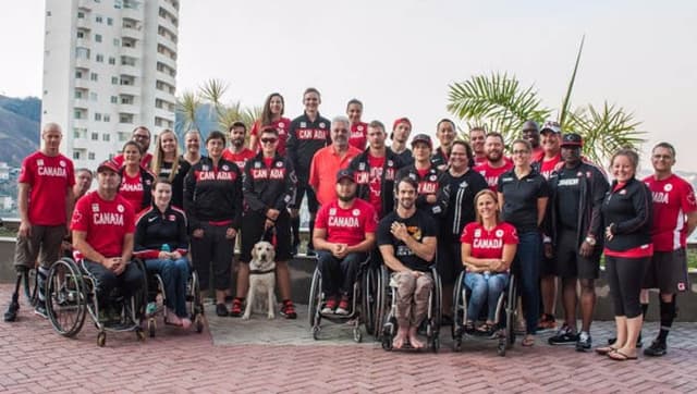 Equipe paralímpica de atletismo do Canadá no pátio de entrada do hotel em Juiz de Fora